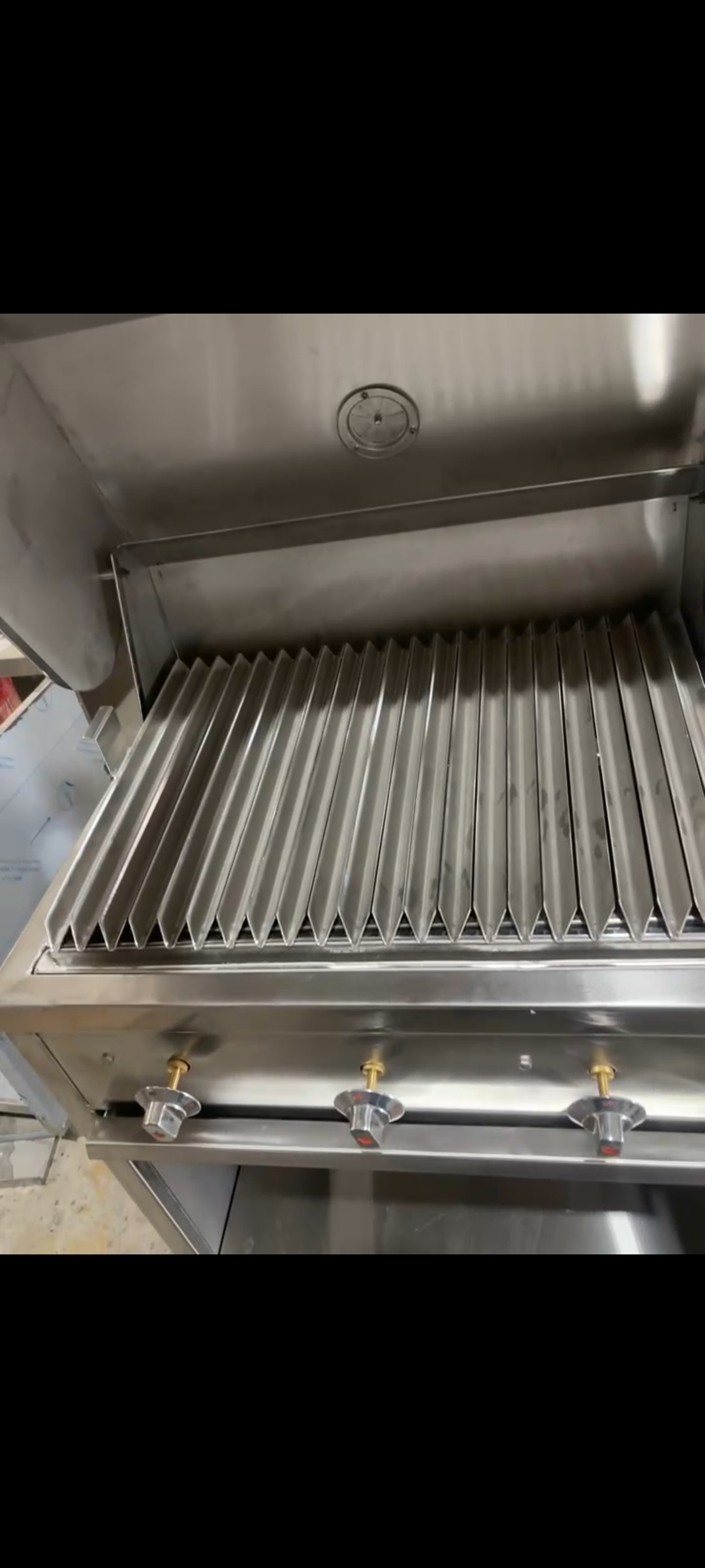 Asador BBQ de gas 40"con gabinete abierto